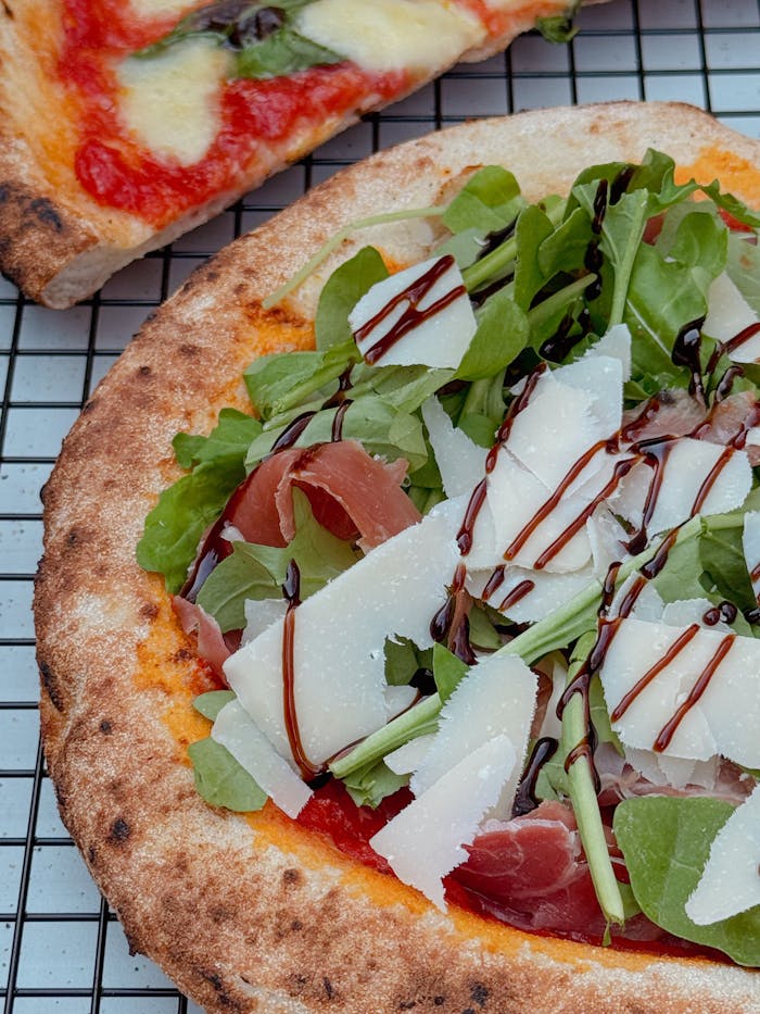 delicious-italian-pizza-with-rocket-and-prosciutto-32449726